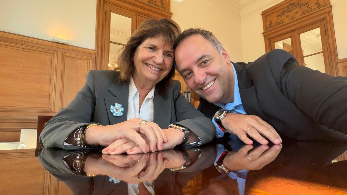 Patricia Bullrich y Manuel Adorni en el despacho de la senadora tras el escándalo, cuando todo era cordialidad entre ambos.