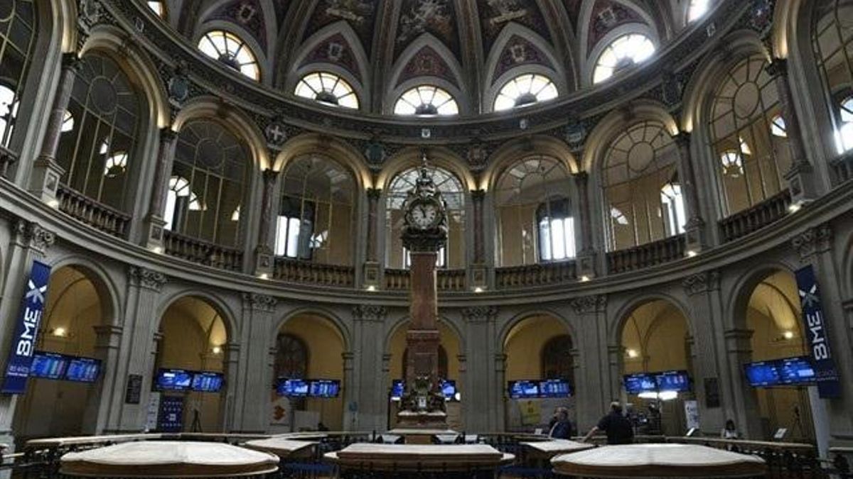 El Ibex 35 modera su descenso al 0,14% en la media sesión, alejado de los 9.400 puntos