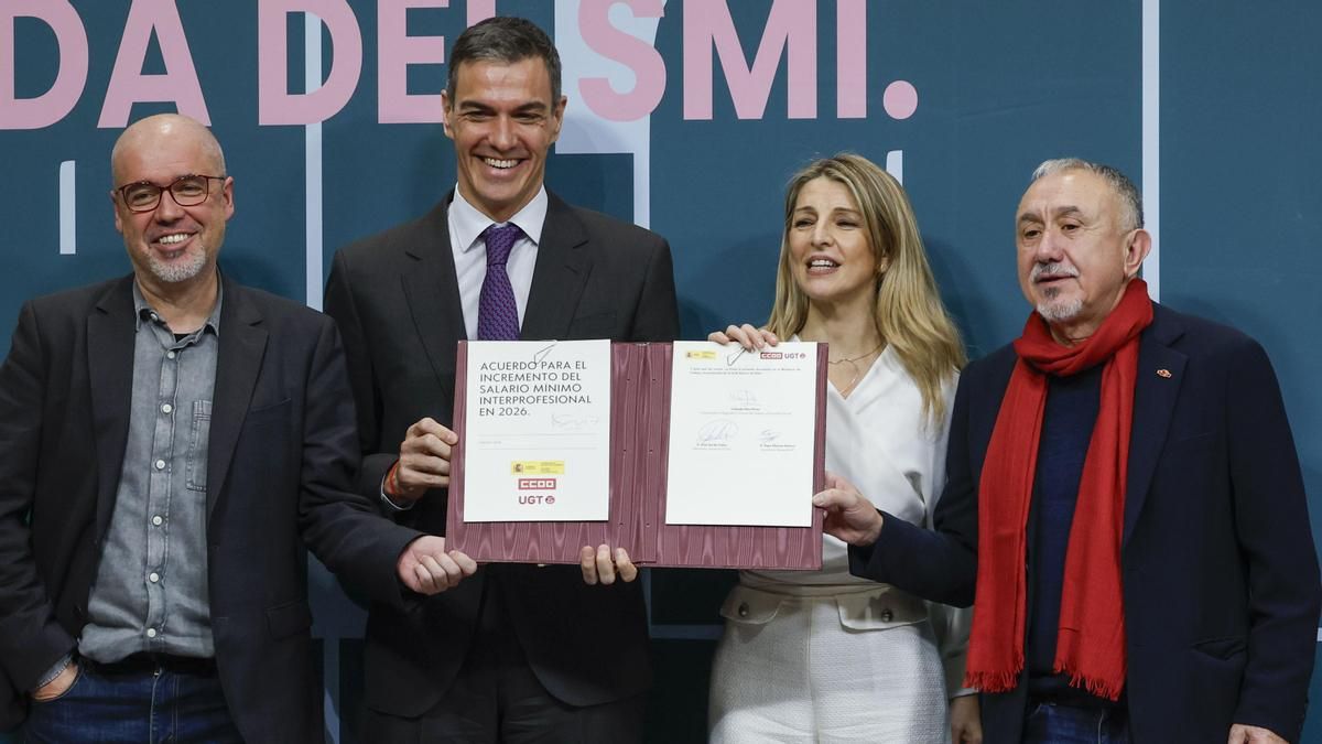 El presidente del Gobierno, Pedro Sánchez, y la vicepresidenta segunda, Yolanda Díaz, junto a los secretarios generales de CCOO y UGT Unai Sordo (i) y Pepe Álvarez (d)