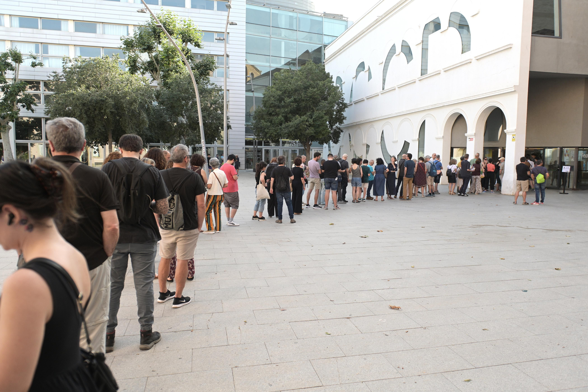 Colas en el CCCB para asistir a las actividades del FIC