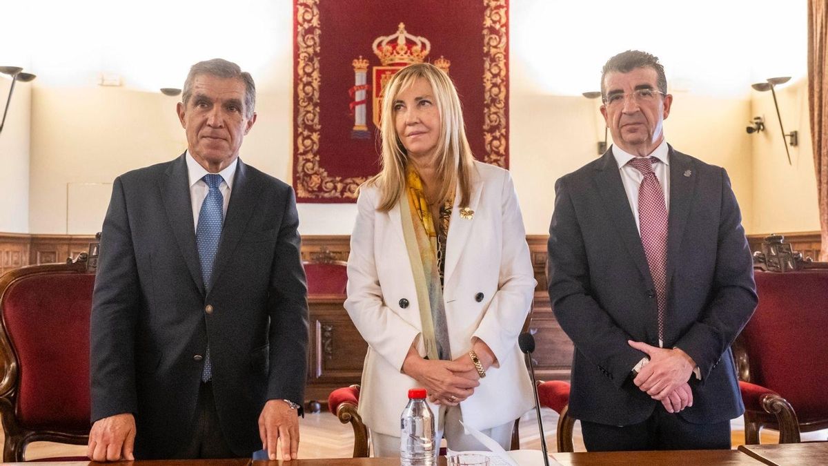 Isabel Perelló, junto al presidente del Tribunal Superior de Justicia de Andalucía, Lorenzo del Río, y el presidente del Tribunal de Instancia de Granada, Alberto del Águila.