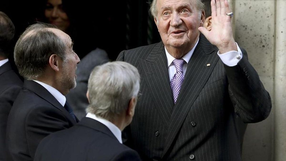Don Juan Carlos impone "muy orgulloso" una medalla a la infanta Margarita