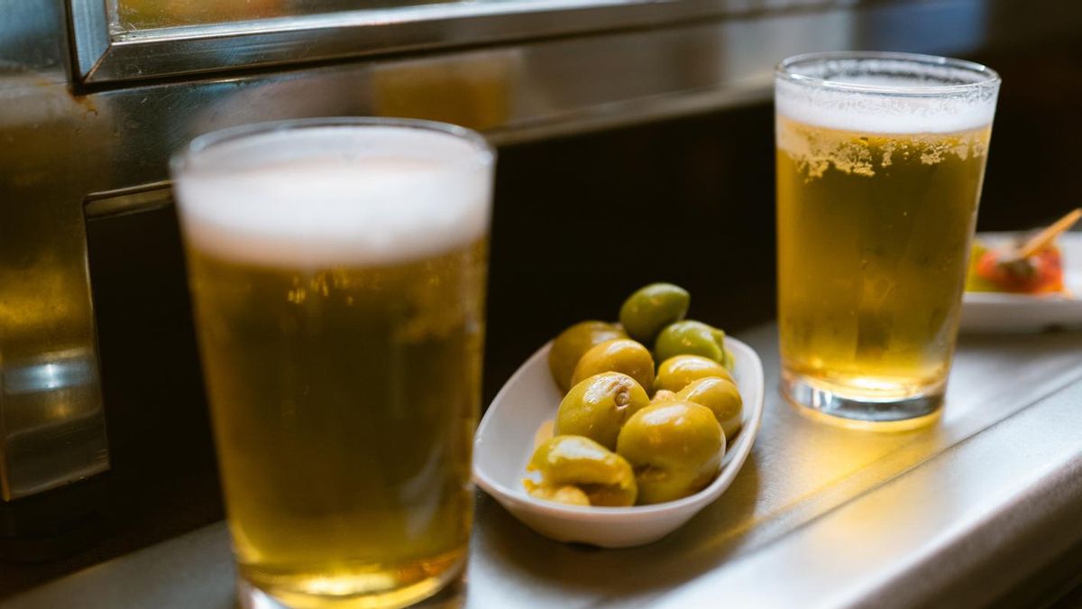 La caña empieza a desaparecer de los bares a favor de formatos más grandes como el doble, la copa o el botellín.