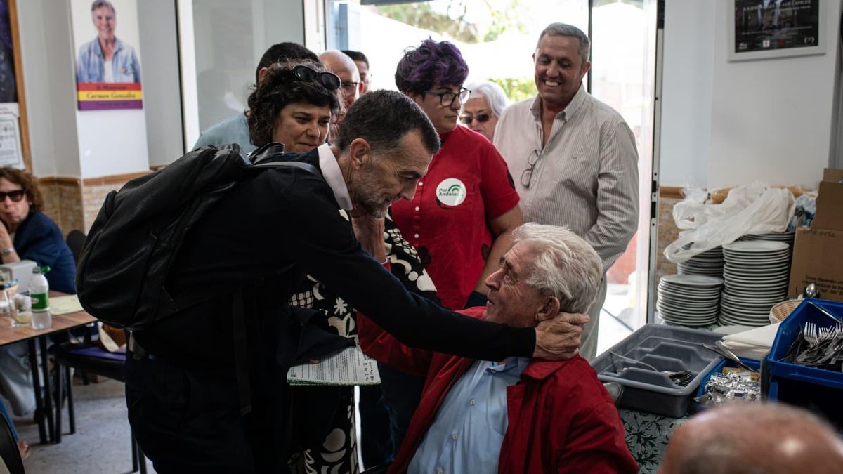 Antonio Maíllo, en el bar-sede del Partido Comunista de Sanlúcar de Barrameda, Cádiz.