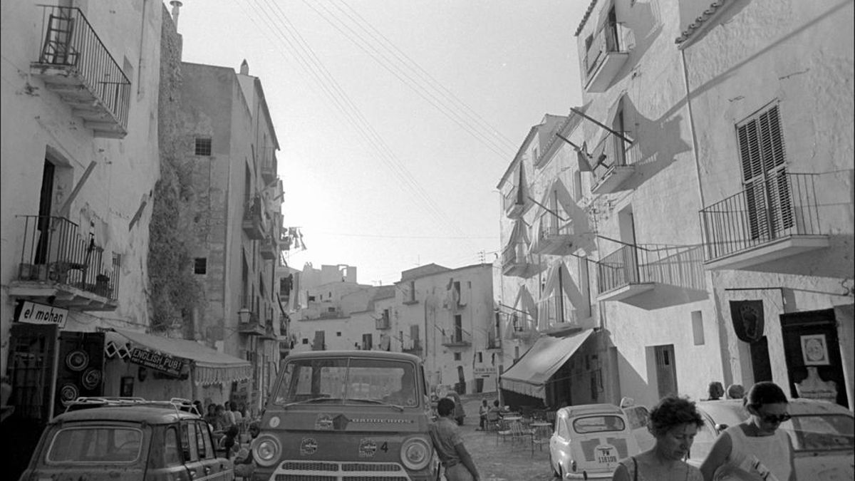 Coches y turistas en la parte vieja de Eivissa: la modernidad y el pasado chocaban en una isla que ya había descubierto el turismo.
