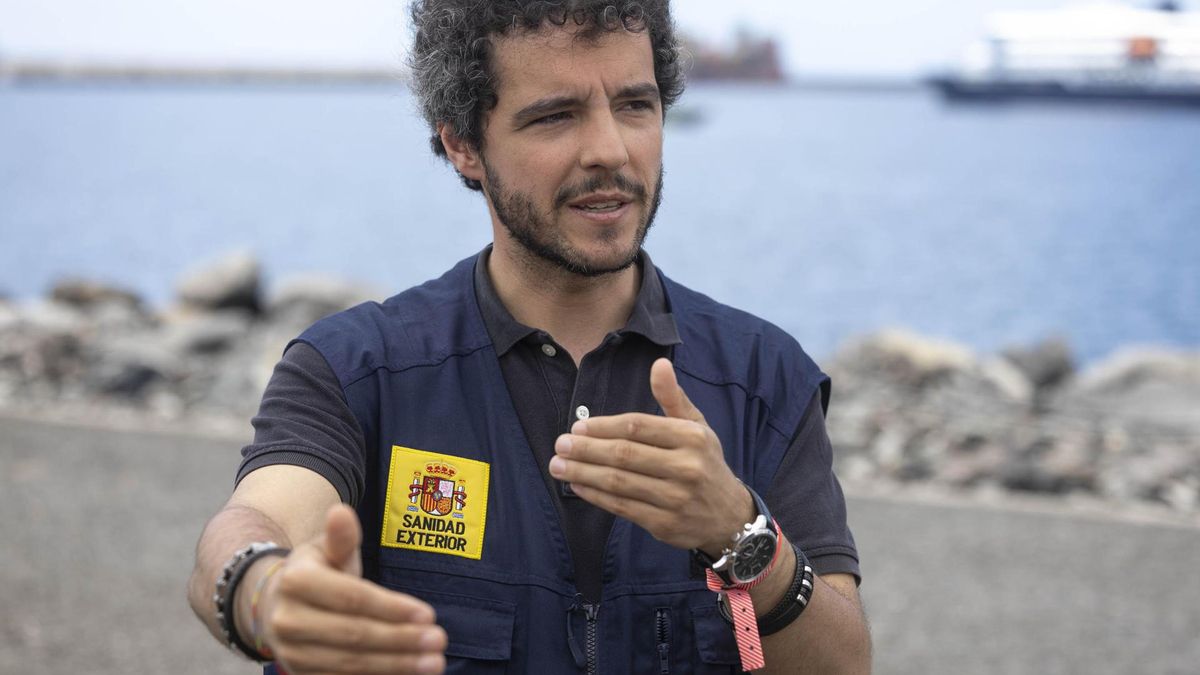 El director general de Salud Pública, Pedro Gullón, con el buque MV Hondius detrás, en el puerto de Granadilla, Tenerife.