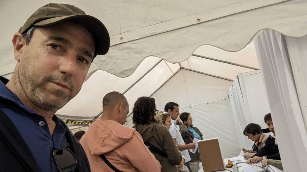 Marcos Galperin hace la fila para emitir su voto en las elecciones de 2023.