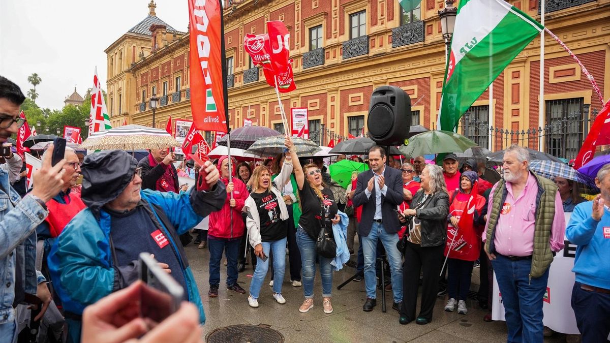 Manifestantes ante el Palacio de San Telmo de Sevilla en defensa del sistema de dependencia, el 29 de abril de 2026.