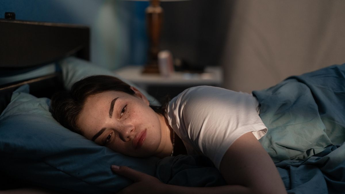 Una joven intenta dormir por la noche.