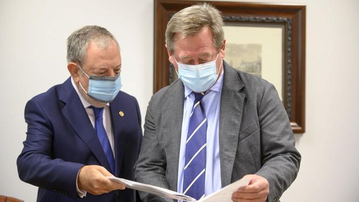 Pedro Azpiazu, con el portavoz del Gobierno, Bingen Zupiria