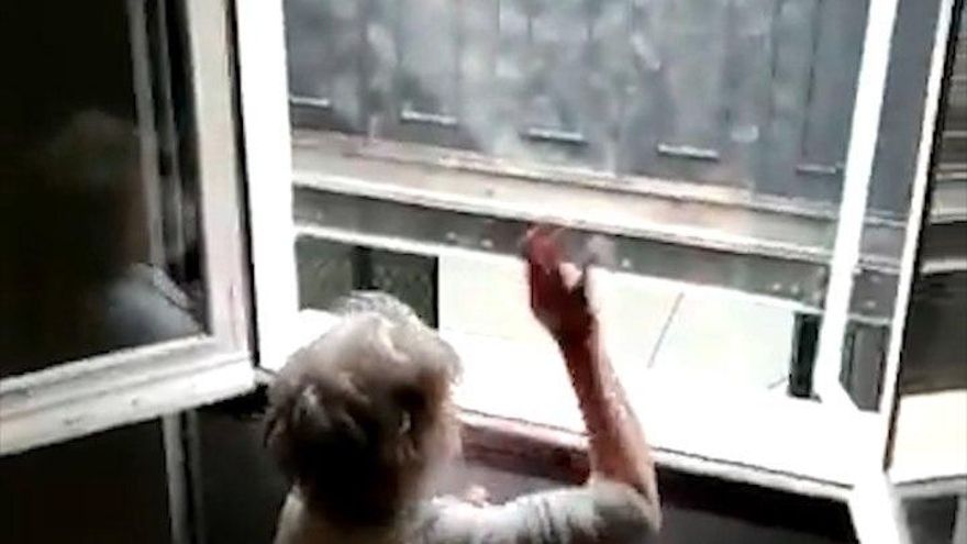 VÍDEO | El cumpleaños feliz de los vecinos de Charo, la mujer que vive sola en Malasaña y a la que pueden desahuciar