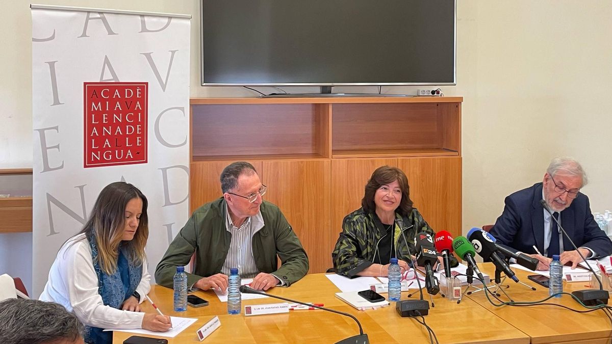 La presidenta de la AVL, Verònica Cantó, con su junta de Gobierno y el secretario general de la institución.