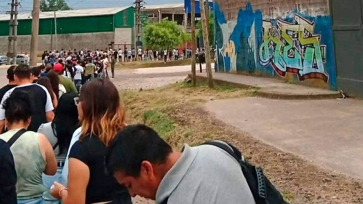 Cuadras de cola para conseguir trabajo en un frigorífico.