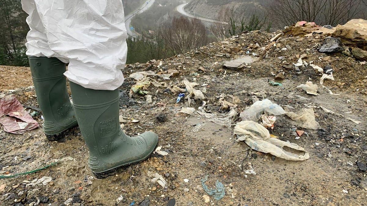 Labores de rastreo en la lengua de residuos desplomada en Zaldibar
