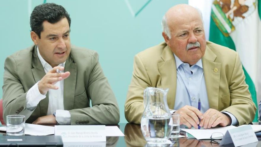 El presidente de la Junta de Andalucía, Juanma Moreno (i), junto al consejero de Salud, Jesús Aguirre, durante una reunión del gabinete de seguimiento del brote de listeriosis.