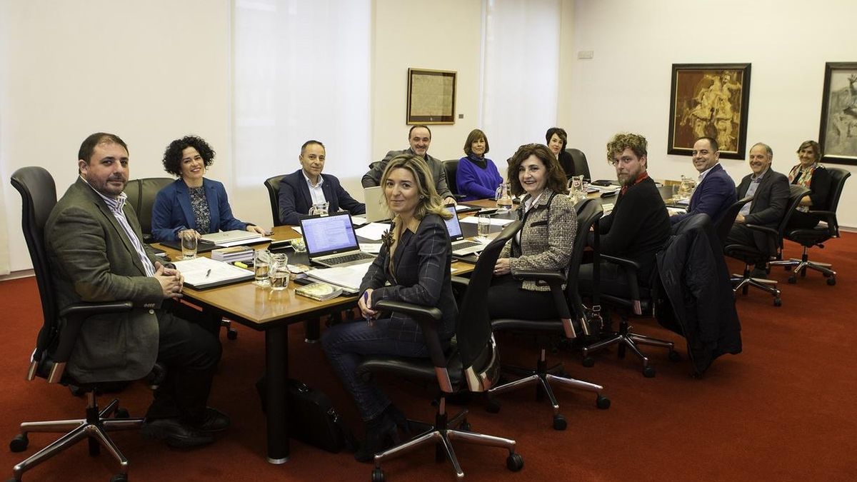 El Parlamento de Navarra se suma al Día contra el Cáncer y reclama al Gobierno foral que promueva hábitos saludables