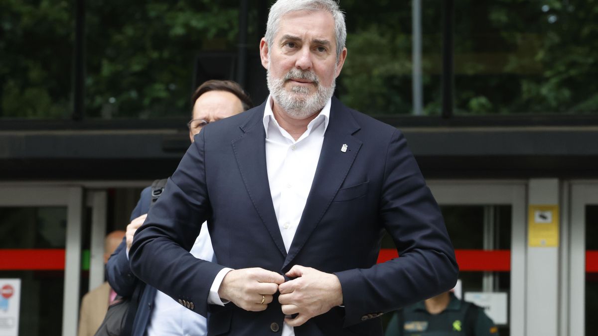 El presidente de Canarias, Fernando Clavijo, sale del Ministerio de Sanidad, este jueves en Madrid.