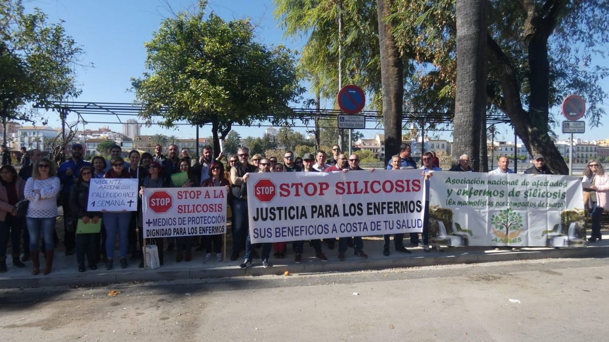 Trabajadores del silestone protestan por la distinción a Martínez-Cosentino, en una imagen de archivo