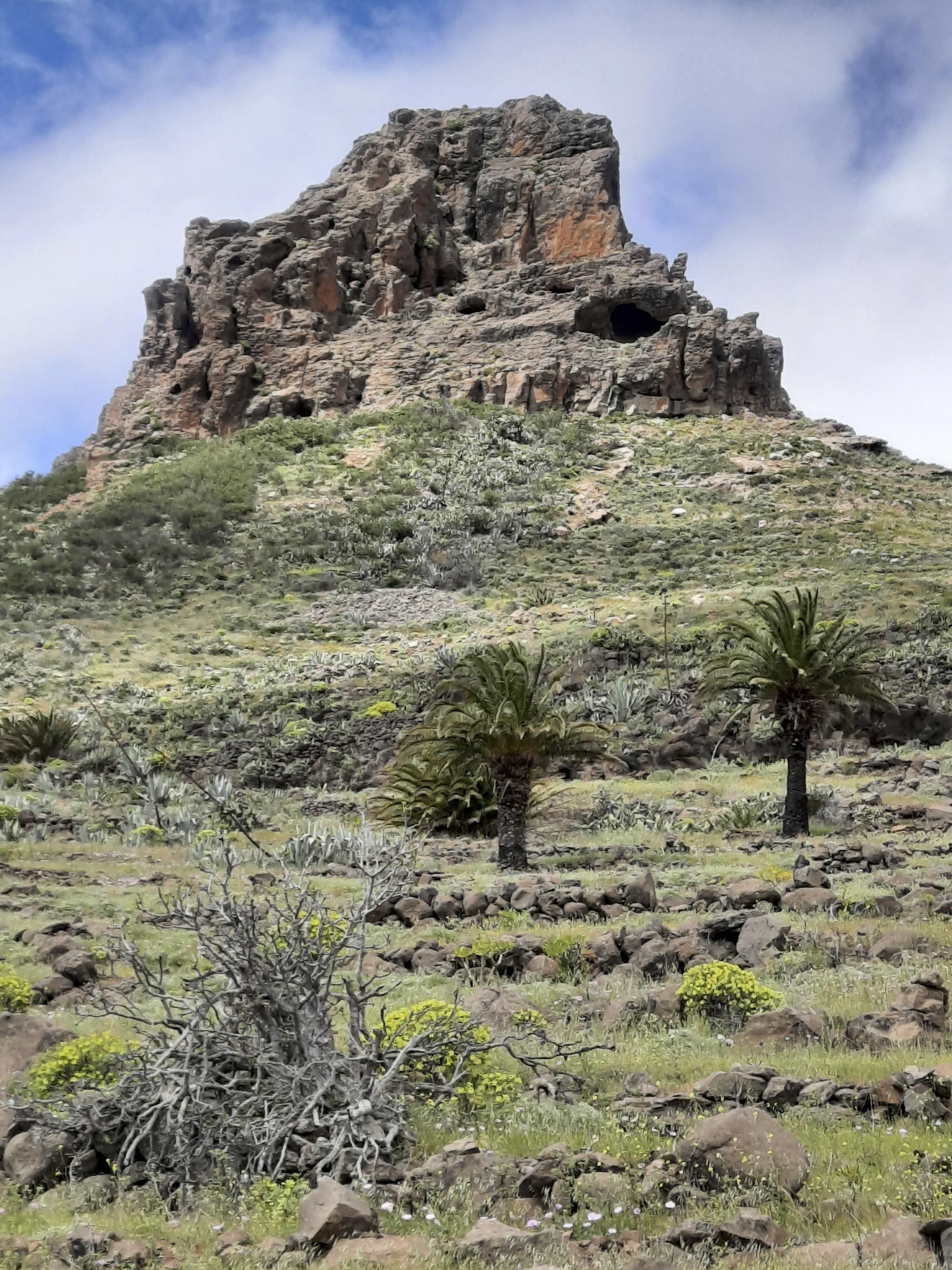 La sociedad gomera tejió una malla jerarquizada de lugares cultuales, conectados con hitos naturales, como la Fortaleza de Chipude, un lugar con numerosos registros arqueológicos