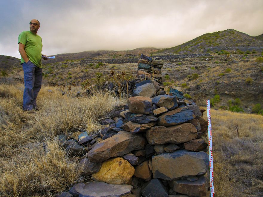 José Barrios, matemático y doctor en Historia, es autor de la única tesis doctoral en Canarias vinculada a la arqueoastronomía. En la imagen, durante una investigación en La Gomera
