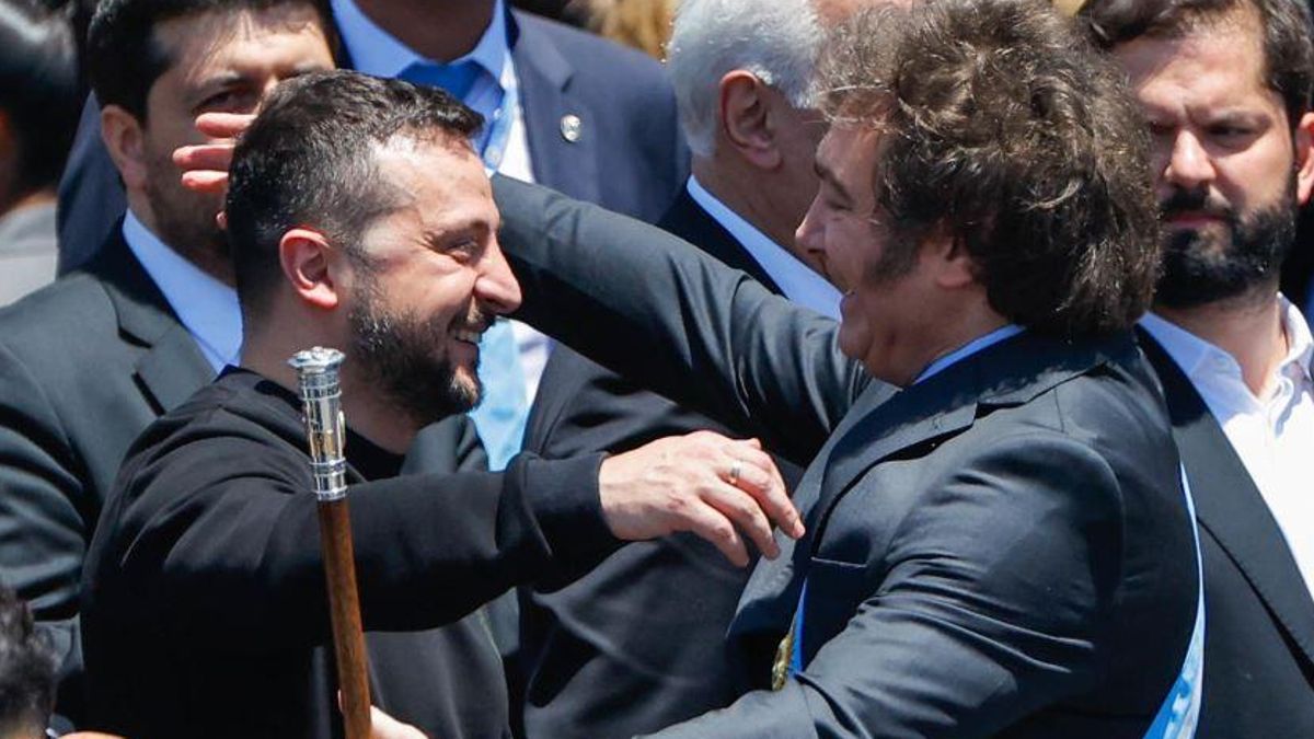 Volodimir Zelenski y Javier Milei se abrazaron tras su primer discurso como presidente. El acercamiento despertó el enojo de el espionaje ruso.