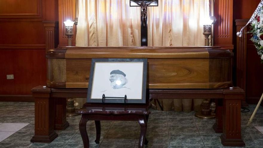 Una fotografía del escritor y poeta Ernesto Cardenal es vista junto a su ataúd durante su velorio, este lunes, en Managua (Nicaragua).