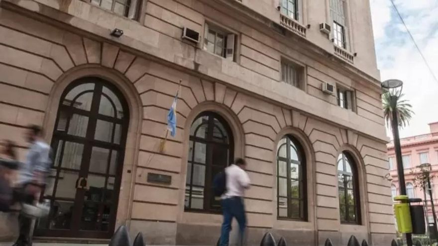 El Gobierno habilita a la SIDE a aprehender personas en casos de flagrancia y busca ordenar la interna Caputo-Karina