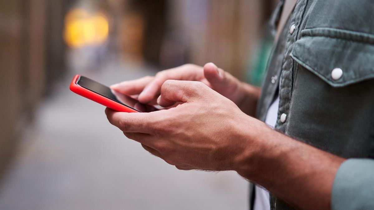 Una persona usando un teléfono móvil