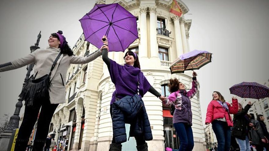 Unas 7.000 mujeres se unen en una cadena feminista en Madrid a un mes del 8M