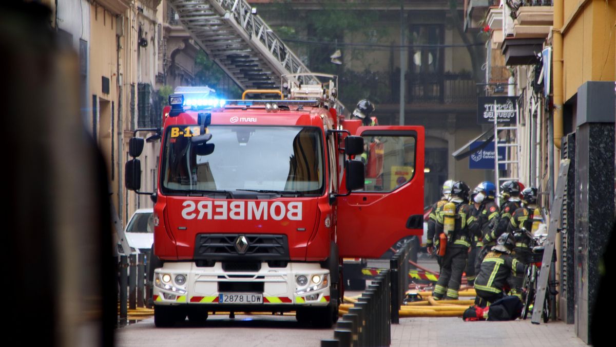 Los bomberos acuden al edificio donde ha explotado una bombona de butano