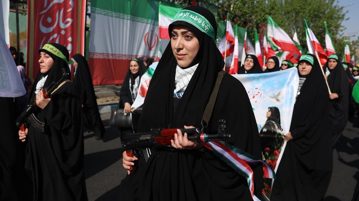 Mujeres iraníes empuñan armas durante una manifestación contra Estados Unidos e Israel denominada "niñas sacrificadas" en Teherán, Irán, el 17 de abril de 2026.