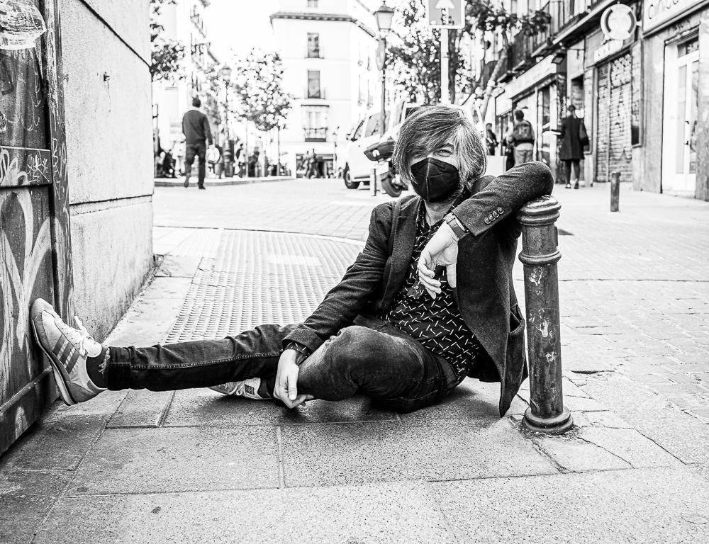 Nueve años de retratos en el bolardo más fotografiado de Madrid
