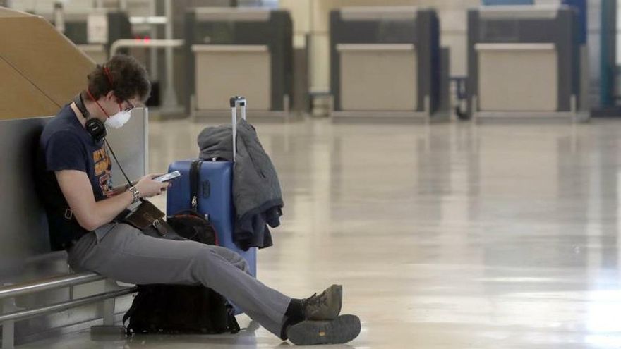 Un pasajero con mascarilla en el aeropuerto de Barajas este viernes.