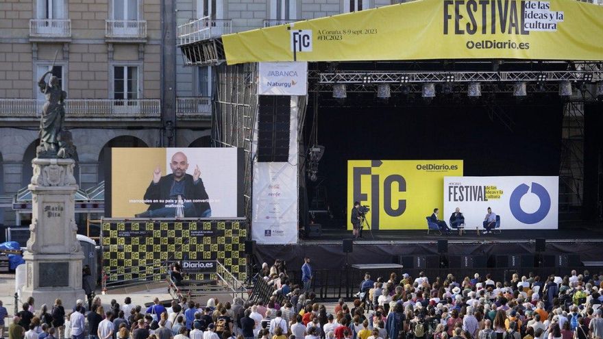 El escenario en la plaza de María Pita durante la charla de Ignacio Escolar con Roberto Saviano y Nacho Carretero