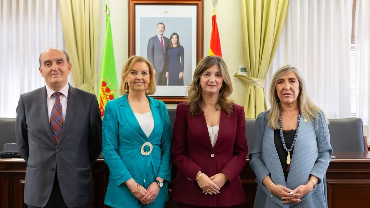 Susana Rodríguez Escanciano, nueva decana de la Facultad de Derecho de la Universidad de León (segunda por la izquierda).