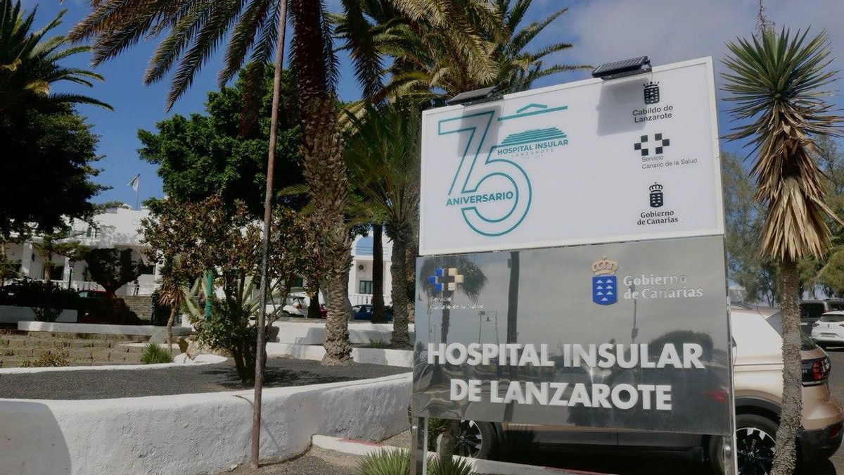 Entrada del Hospital Insular de Lanzarote, en Arrecife.