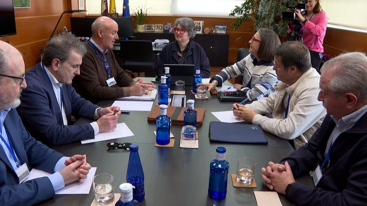 a consejera de Desarrollo Sostenible, Mercedes Gómez se reúne con el presidente de la Federación de Regantes del Alto Guadiana (FEGUALT), Ángel Bellón.- EUROPA PRESS