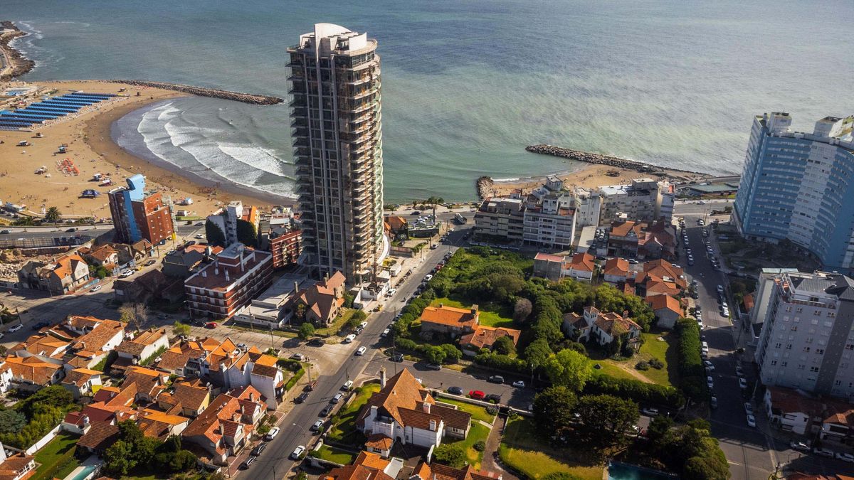 A la izquierda Unkkany Tower ya está casi listo, construido sobre el Chalet “Mores”; a la derecha, el chalet María Fres de Manh donde se construirá la torre de 35 pisos.