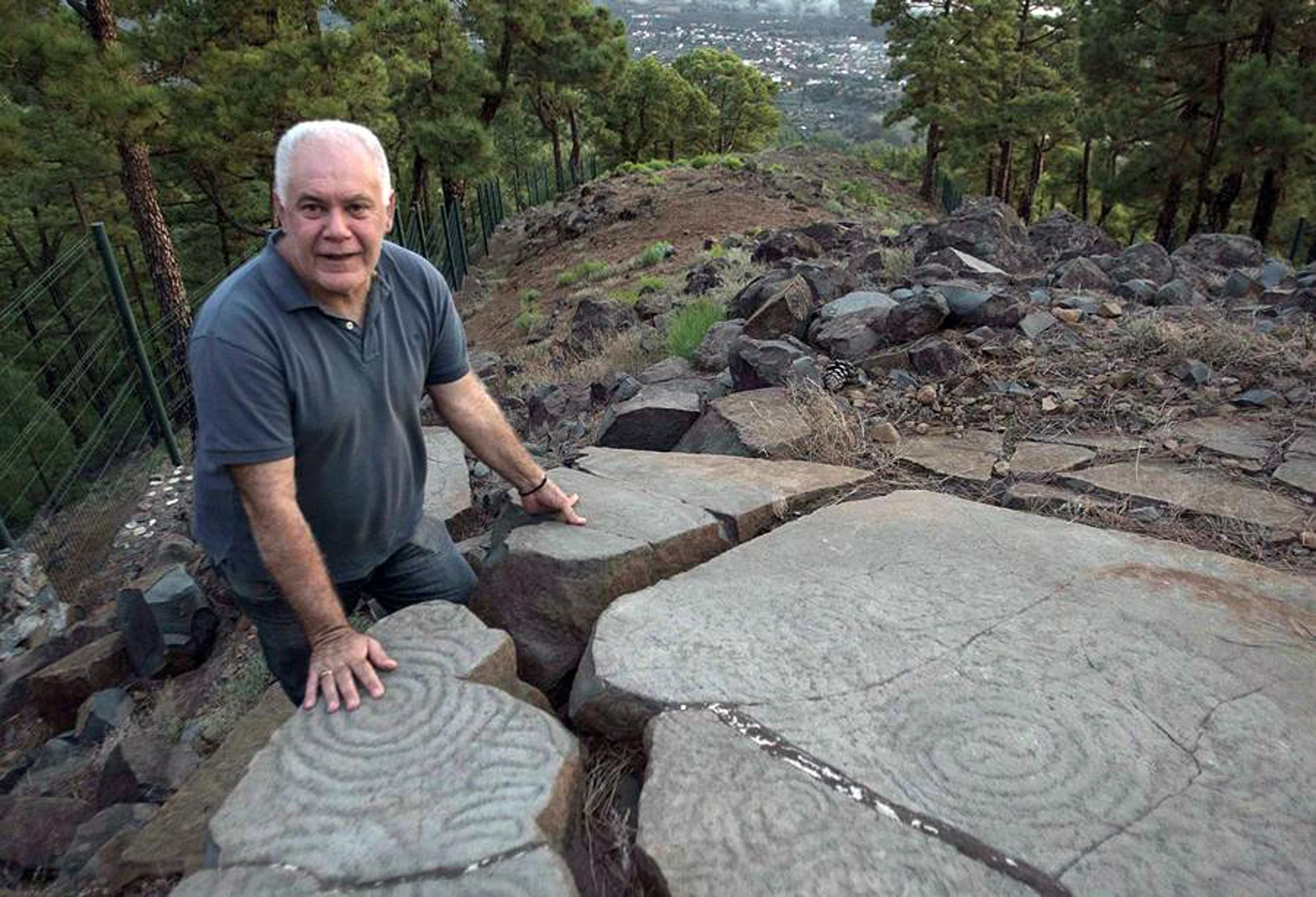 Jorge Pais, director del Museo Benahoarita de La Palma, junto a un grabado en el municipio de El Paso.