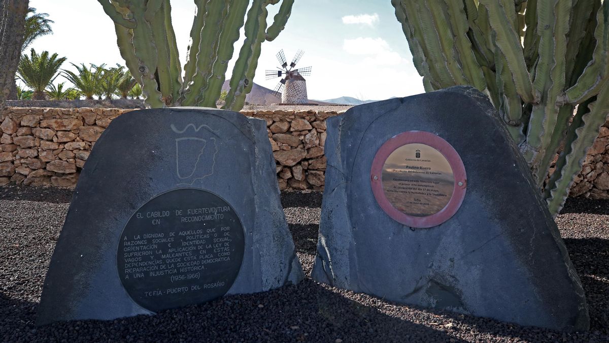Placas conmemorativas en la antigua 'Colonia agrícola penitenciaria de Tefía'.