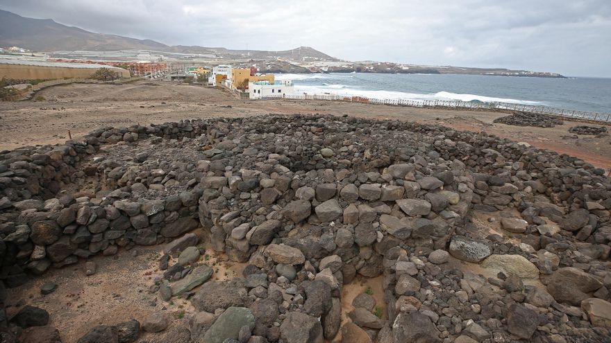 Gran túmulo de La Guancha: claro ejemplo de jerarquía funeraria. Una tumba central, rodeada de dos anillos con sepulturas secundarias