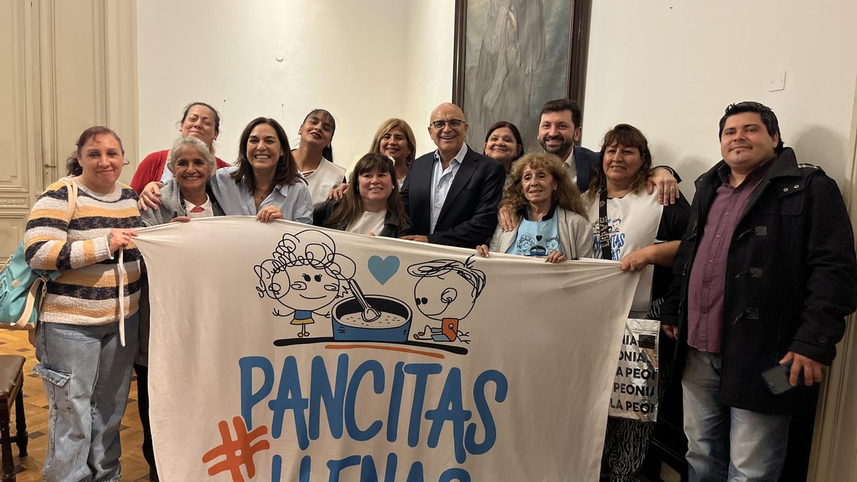 Los diputados nacionales Pablo Juliano y Carla Carrizo (Democracia para Siempre), acompañados por legisladores de todo el arco político, presentaron el proyecto de ley “Pancitas Llenas” de apoyo y financiamiento de los comedores y merenderos.