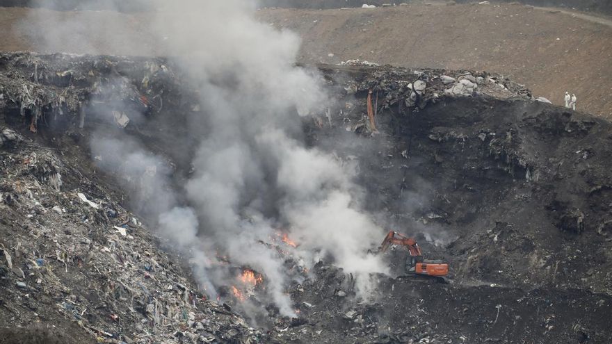 Extinguido el fuego que se había reactivado esta noche en lo alto del vertedero de Zaldibar