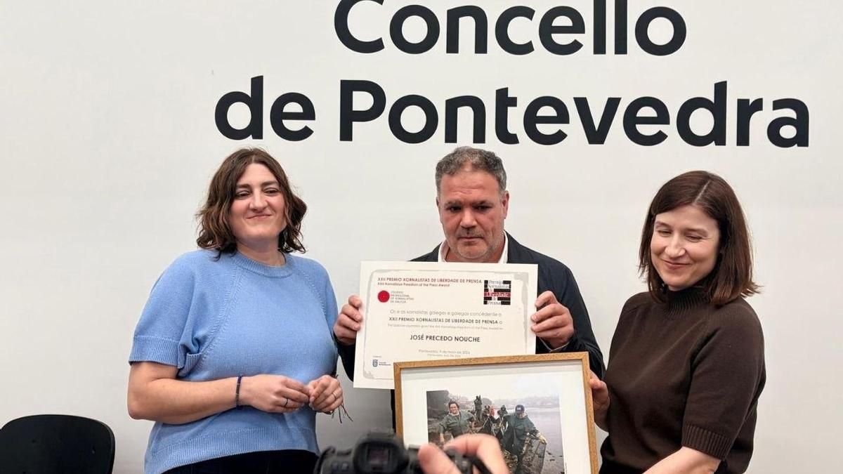 A la derecha Belén Regueira, decana del Colexio de Xornalistas de Galicia, a la izquierda, Natalia Puga, vogal del Colexio de Xornalistas.