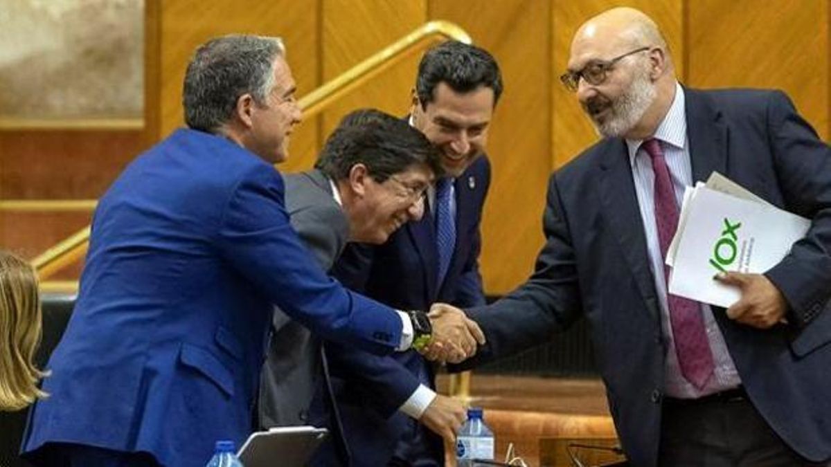Moreno, Juan Marín, vicepresidente y líder andaluz de Cs, y el consejero portavoz, Elías Bendodo, saludan al portavoz de Vox, Alejandro Hernández, en la aprobación de los Presupuestos de 2019.