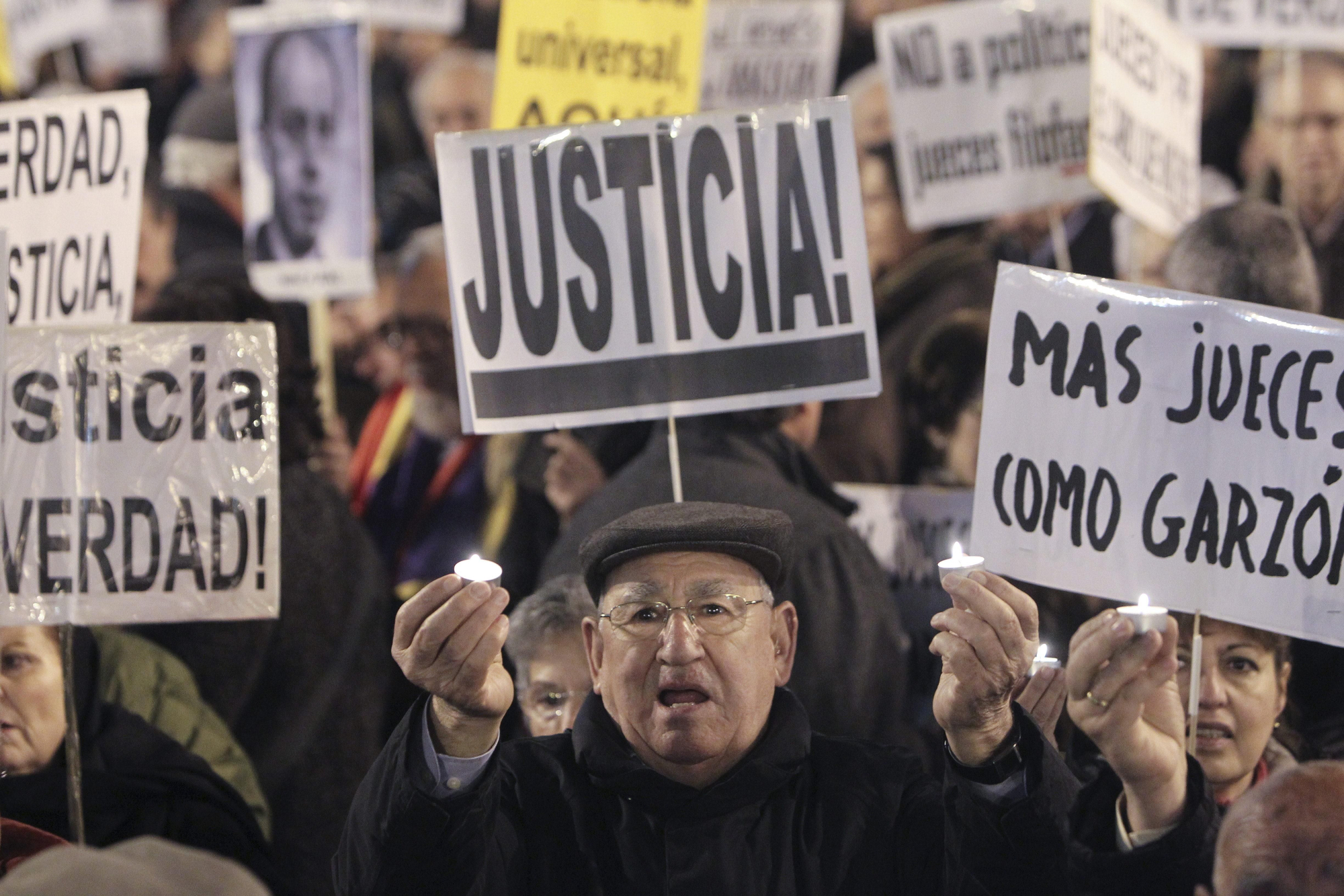 Manifestación en Madrid, en 2012, pidiendo justicia para el juez Baltasar Garzón, procesado por declararse competente para investigar los crímenes del franquismo