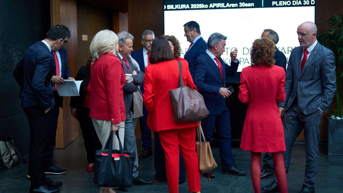 Los parlamentarios de UPN, vestidos de rojo este jueves en el Parlamento de Navarra.