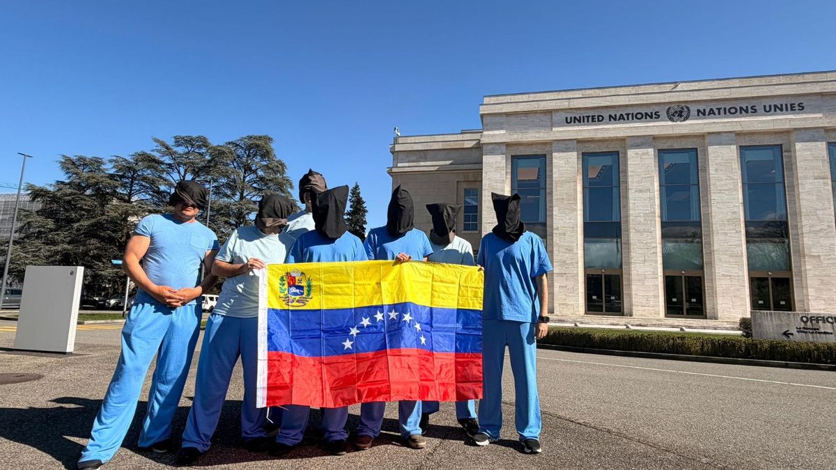 Siete ciudadanos europeos que estuvieron presos en Venezuela posan ante la sede Naciones Unidas en Ginebra vestidos con monos azules como los que vestían en su reclusión y capuchas como las que les ponían en los traslados.