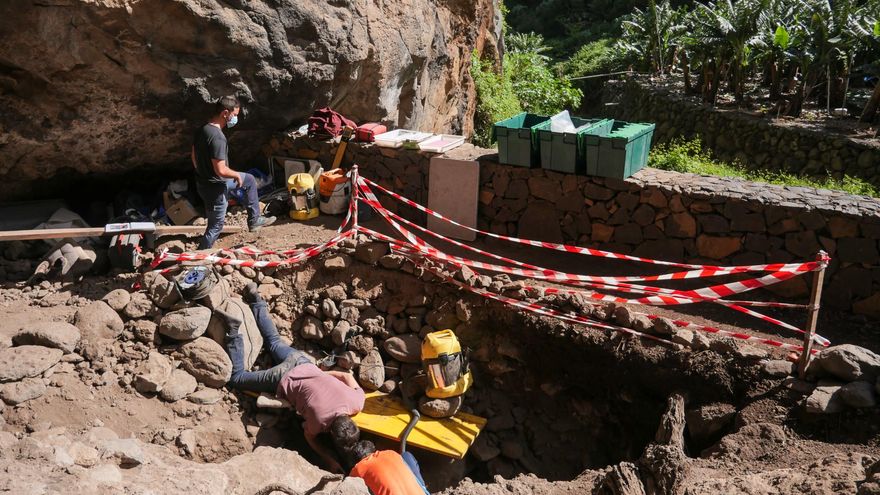 La última excavación realizada hasta ahora –invierno de 2021-, dentro del proyecto IsoCAN, dirigido por Jonathan Santana (en la foto, con mascarilla)