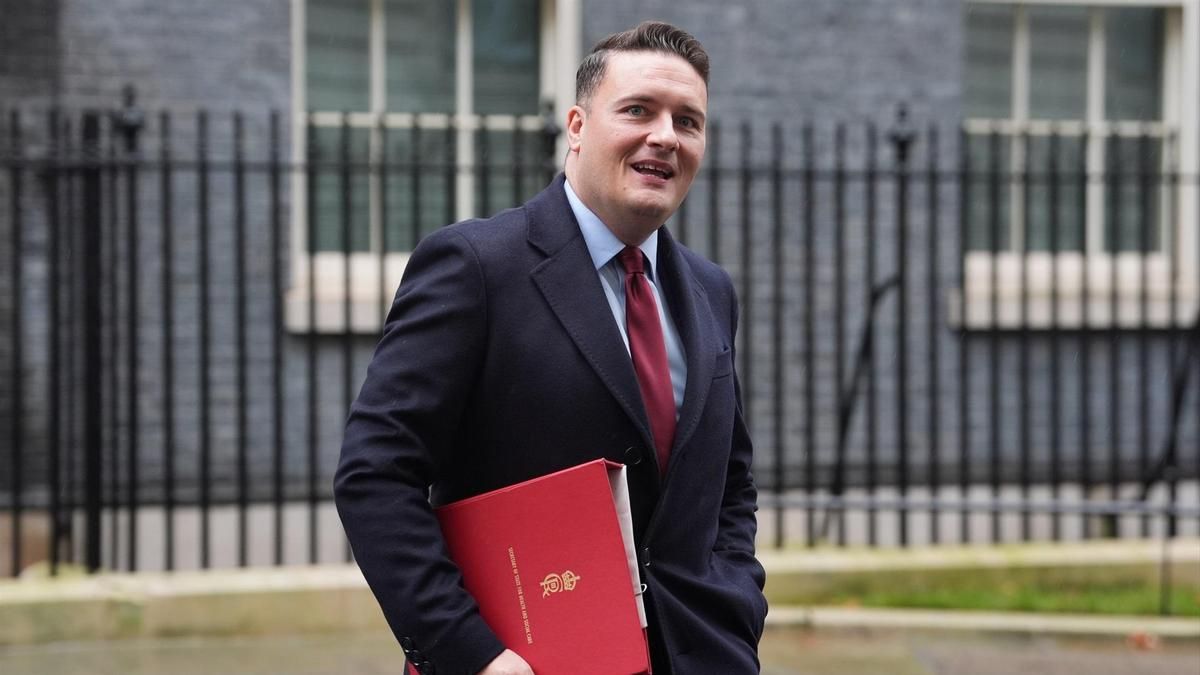 El ministro de Sanidad, Wes Streeting, saliendo de una reunión de Downing Street, en una imagen de archivo.